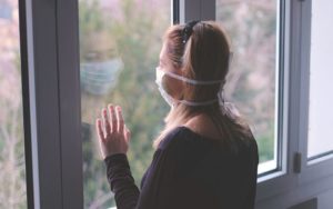 Δεύτερο κύμα πανδημίας: Εκτόξευση στις αυτοκτονίες σε γυναίκες και παιδιά
