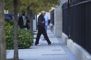 Τραμπ: Μετακομίζει γιατί «χωρίζει» από τον Λευκό Οίκο