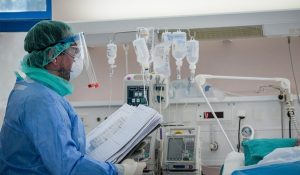 Ρεκόρ διασωληνώσεων: Ασθενείς κατέληξαν περιμένοντας κρεβάτι σε ΜΕΘ