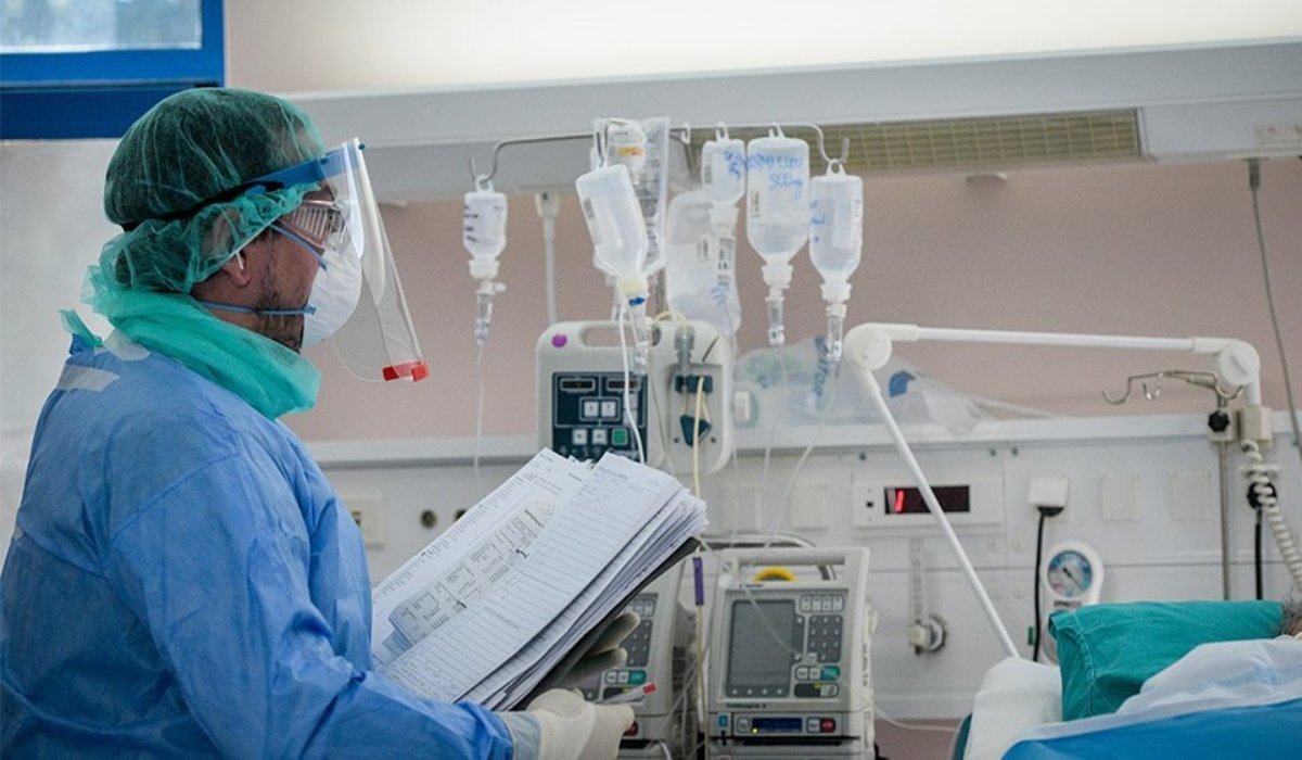 Ρεκόρ διασωληνώσεων: Ασθενείς κατέληξαν περιμένοντας κρεβάτι σε ΜΕΘ