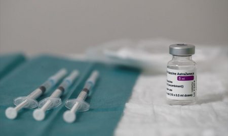 Εμμανουήλ Σμυρνάκης: Απαντάει για τον συσχετισμό της φλεβικής θρόμβωσης με το εμβόλιο της AstraZeneca