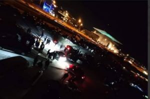 Πανσέληνος: Αθηναίοι με take away ποτά και χωρίς μάσκα αψήφησαν το lockdown