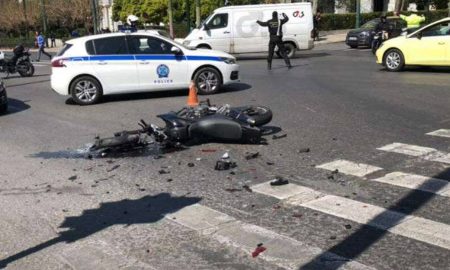 Τροχαίο έξω από τη Βουλή: Η κατάθεση από τον οδηγό ταξί και το βίντεο που εκθέτει τον τροχονόμο