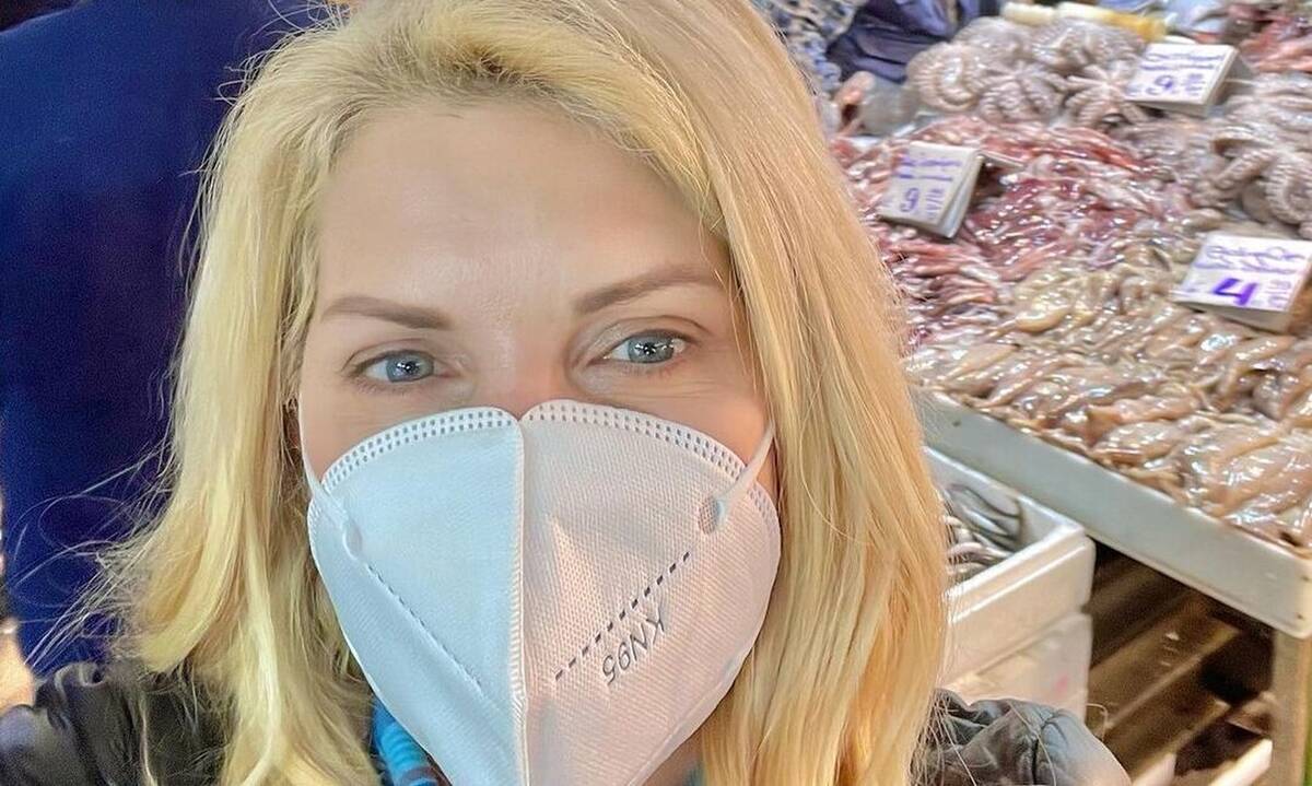 Ελένη Μενεγάκη: Συνεχίζονται τα αρνητικά σχόλια για την έξοδό της στη Βαρβάκειο αγορά