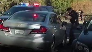 Σκληρό βίντεο: Αστυνομικός πυροβολεί άστεγο στην Καλιφόρνια