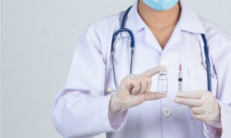 Δημήτρης Κούβελας: «Και τα άλλα εμβόλια δε διαφοροποιούνται από την AstraZeneca στις παρενέργειες»