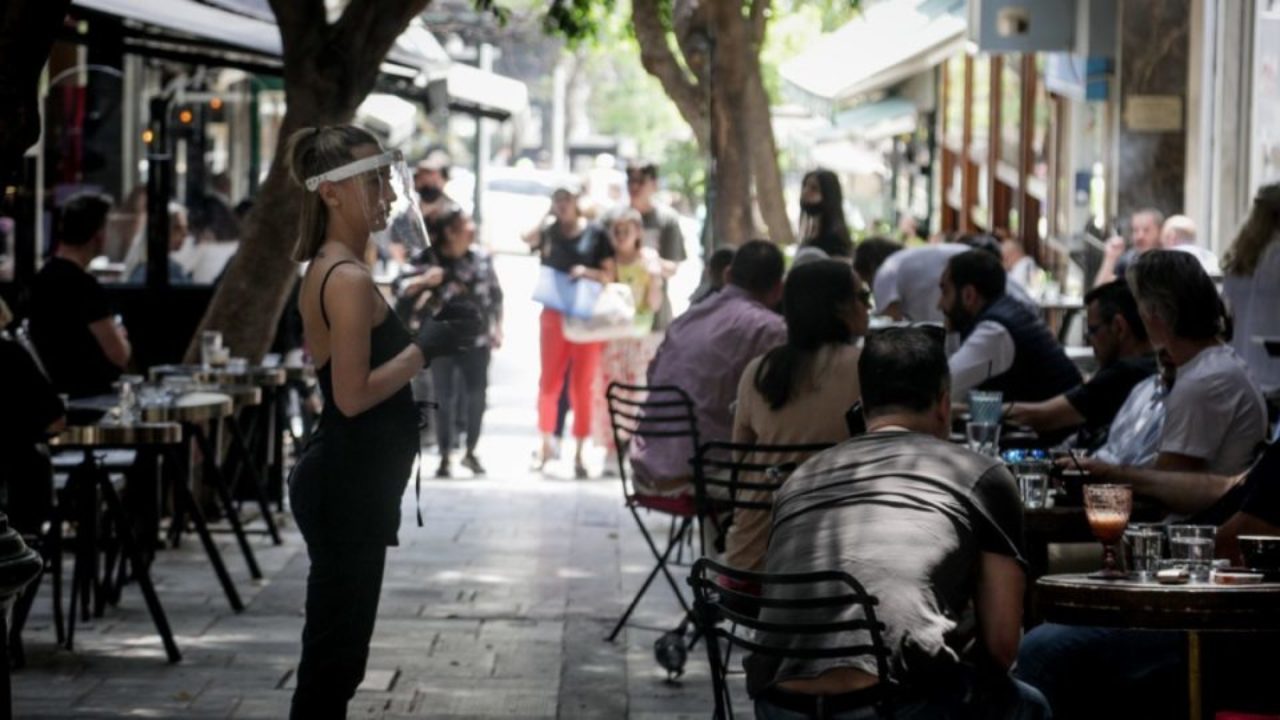 Σχόλια στο Twitter για την απαγόρευση μουσικής στα μαγαζιά: «Φαγητό θα έχει η θα τρώμε σε άδεια πιάτα;»