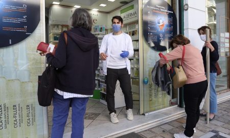 Εμβολιασμός με AstraZeneca: Οι πολίτες αλλάζουν τα ραντεβού τους στα φαρμακεία για να το αποφύγουν