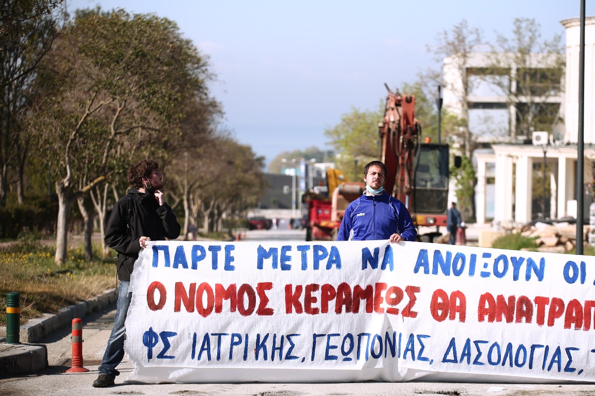 Φοιτητικοί σύλλογοι απέκλεισαν το campus του ΑΠΘ: «Στα όνειρα των φοιτητών και του λαού δεν χωράει η βία και η καταστολή»