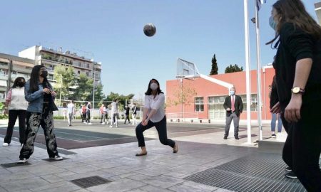 Νίκη Κεραμέως: Έπαιξε βόλεϊ με τους μαθητές και τους ευχήθηκε Καλό Πάσχα