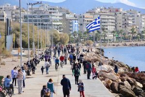 Εξόρμηση Αθηναίων στην παραλία με την απελευθέρωση των διαδημοτικών μετακινήσεων