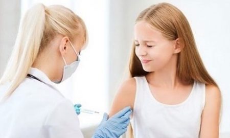 Εμβολιασμός εφήβων: Σε εξέλιξη οι κλινικές μελέτες - Επιφυλακτικοί οι επιστήμονες για τον παιδικό πληθυσμό