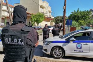 Γλυκά Νερά: Σοκ από τη ληστεία και τον στραγγαλισμό της 20χρονης μπροστά στον σύζυγο και το 11μηνών μωρό τους