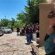 Κηδεία 20χρονης στα Γλυκά Νερά: Συγκλονίζει η εικόνα του συζύγου της αγκαλιά με την κορούλα τους
