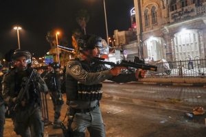 Ιερουσαλήμ: Μαίνονται οι συγκρούσεις ανάμεσα σε Παλαιστίνιους και ισραηλινούς αστυνομικούς